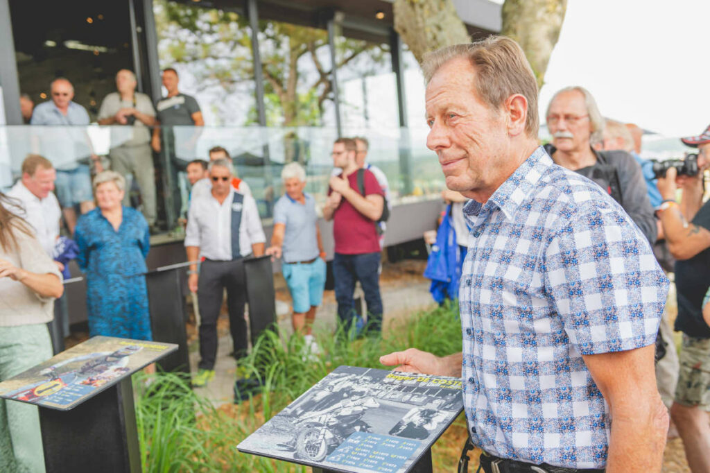 Roger De Coster lors de la cérémonie d’inauguration des plaques commémoratives en juillet 2022